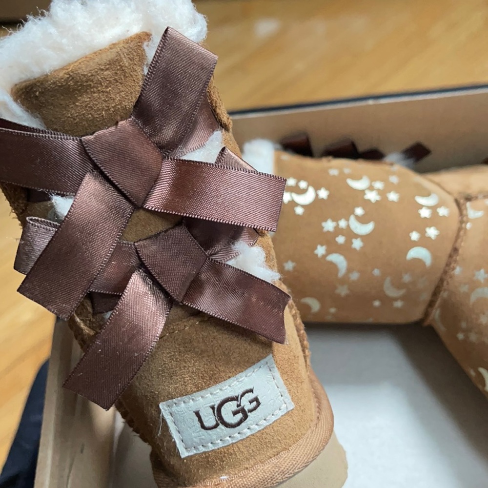 Ugg  - T Bailey Bow Moon & Stars
